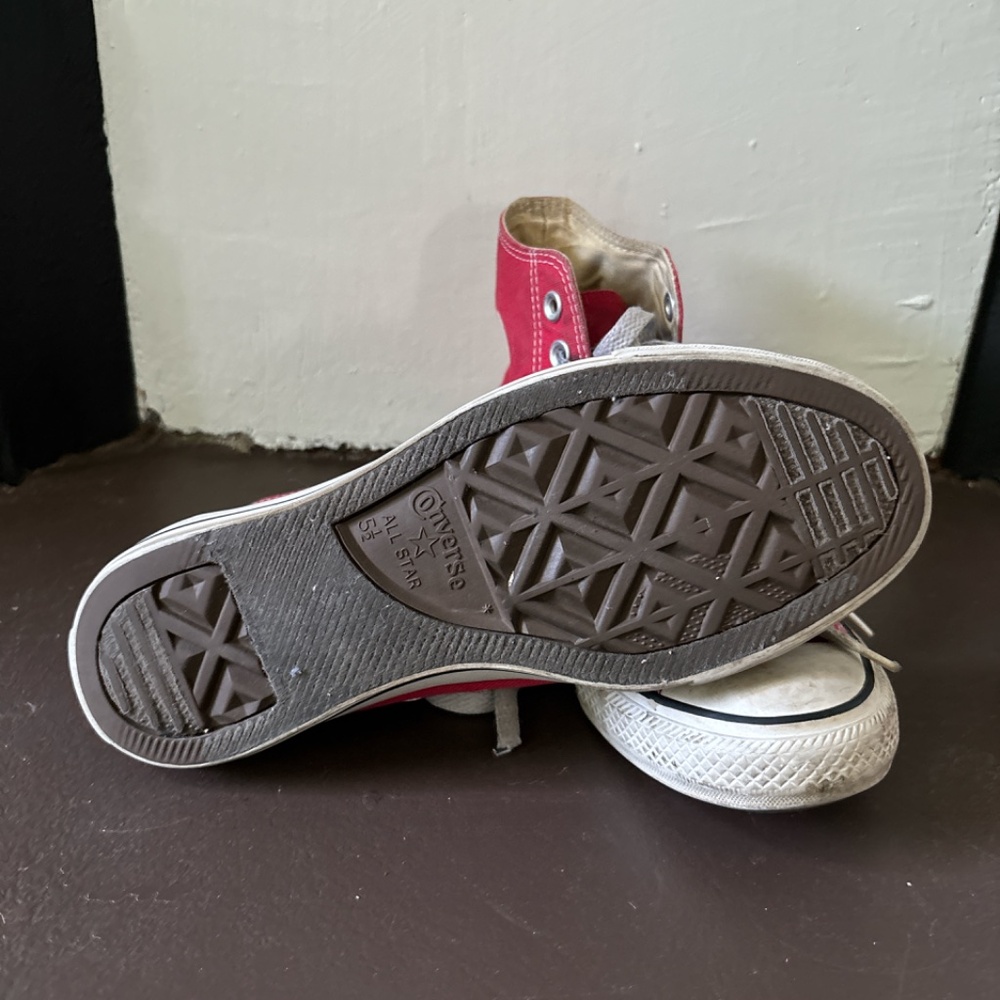 Red converse - Picture 2 of 3